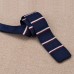 Gebreide stropdas donkerblauw met donkerrood-witte strepen